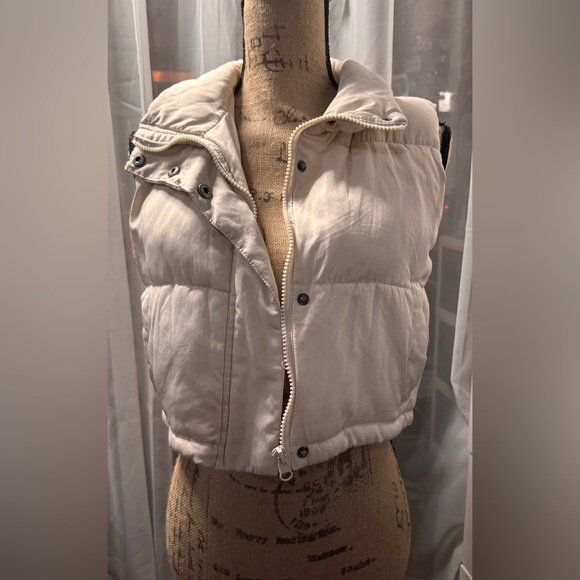 Thread & Supply Crop Puffer Vest - Picture 3 of 5